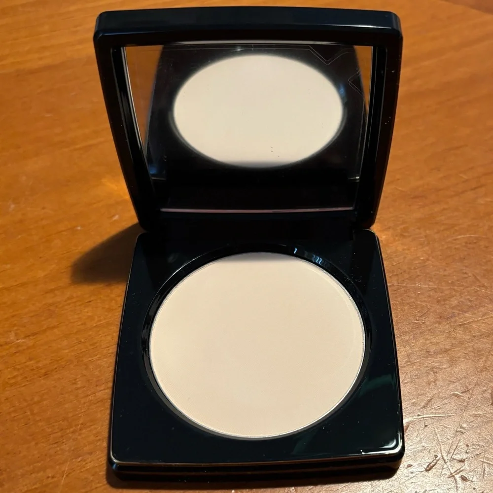 Bobbi Brown Sheer Finish Pressed Powder Soft Porcelain